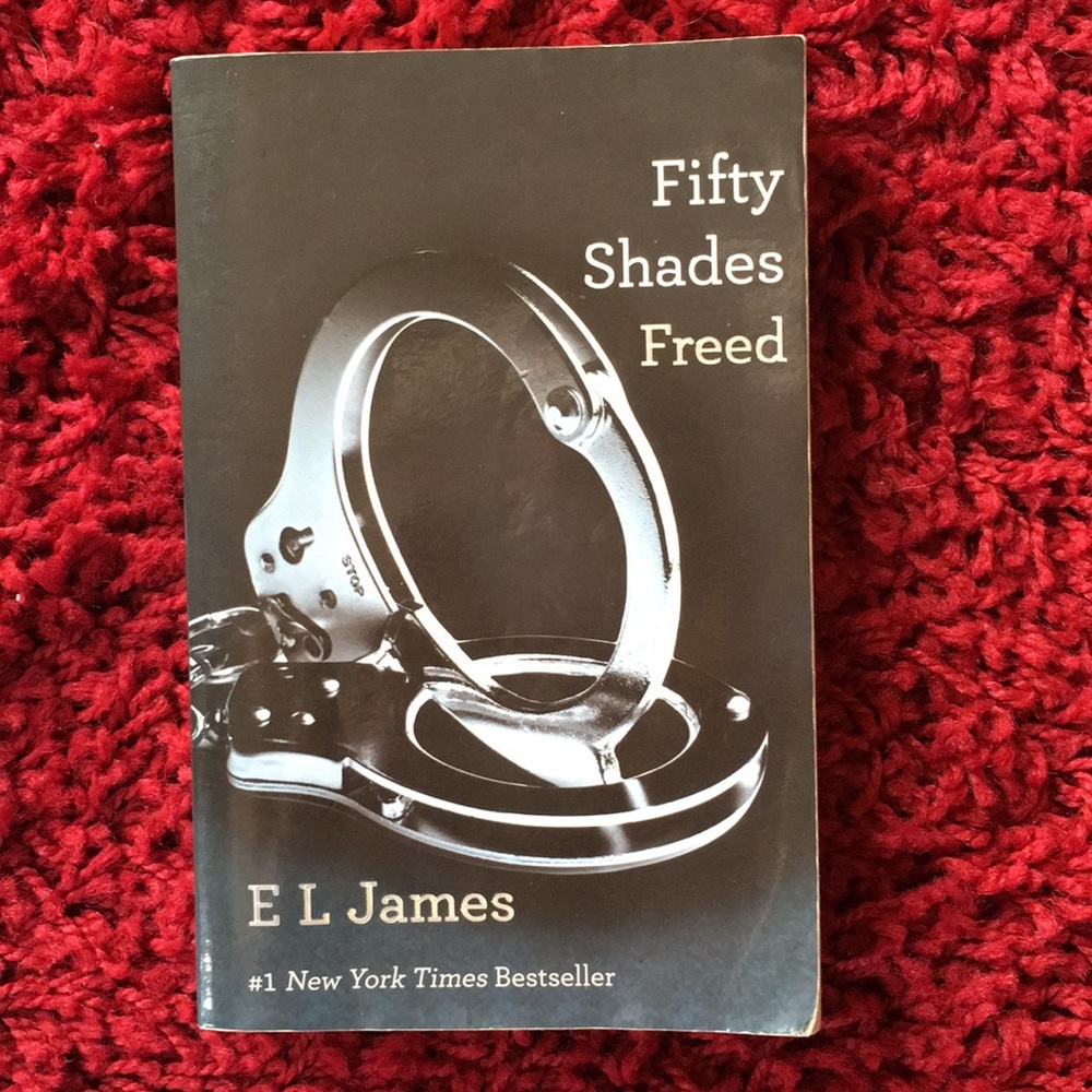 Paperback Fifty Shades Freed by E L James